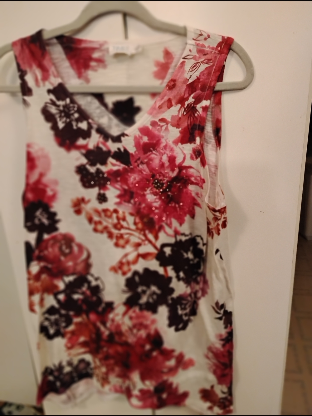 Time and Tru White Floral Sleeveless V-Neck Tank